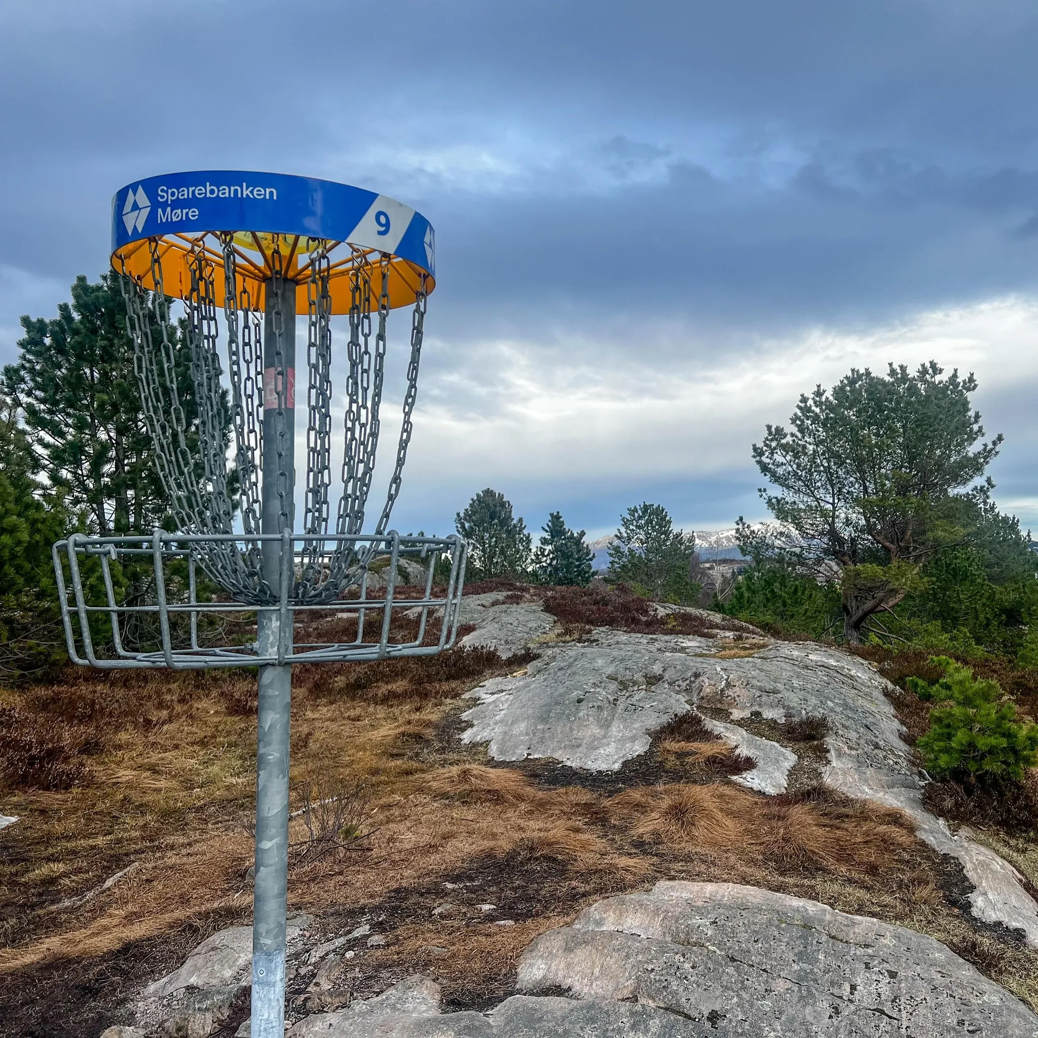 Kurv 9 på Atlanten Frisbeegolfpark med utsikt over Kristiansund